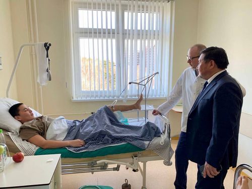 Ховалыг посетил раненых бойцов в московском госпитале