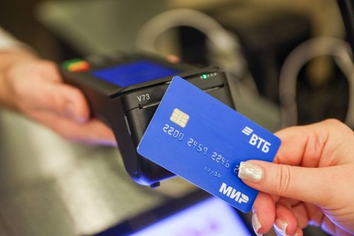 Каждый пятый сибиряк спонтанно тратится на путешествия и рестораны