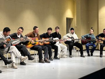 Гитарный вечер в Кызыле собрал более двухсот участников, сообщило в соцсетях минмолодежи Тувы – организатор события.