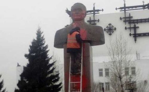 Вандалов, обливших бюст Тока краской, будут судить