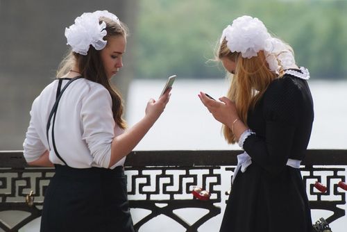 Как работает запрет на мобильные телефоны в школах?