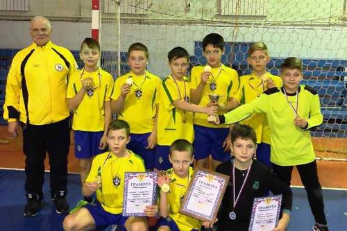 Команда «Вымпел» из Канифольного снова завоевала кубок на турнире по мини-футболу