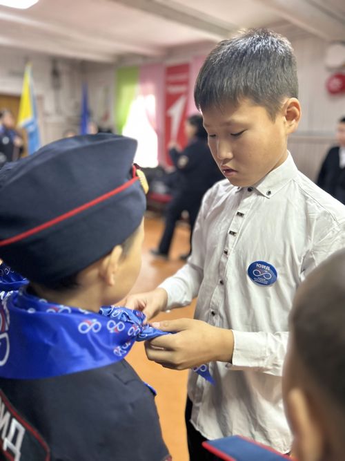 Школьники из села Ээрбека вступили в ряды юных инспекторов дорожного движения