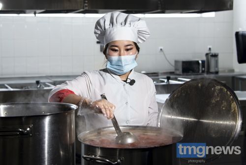 Военные повара наварили медикам «красной зоны» борщ