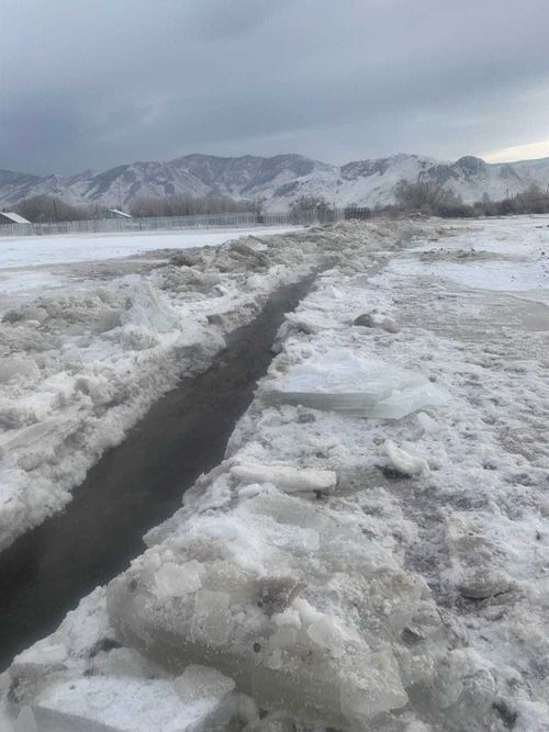 В двух районах Тувы борются с наледевыми водами