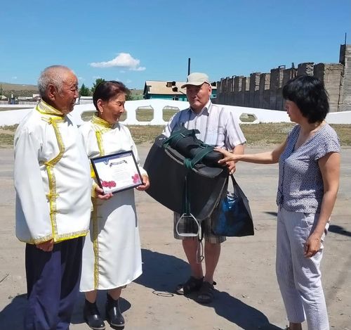 В Морене сразу две сельские семьи отметили золотые свадьбы и получили в подарок от ООО «Голевская горнорудная компания» седла ручной работы