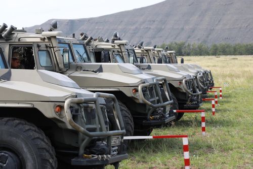 Участники конкурса АрМИ-2021 «Военное ралли» оттачивают мастерство в стрельбе из пулемета Калашникова с борта бронеавтомобиля «Тигр»