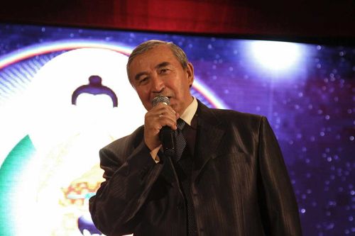 Первый президент Тувы сегодня принимает поздравления