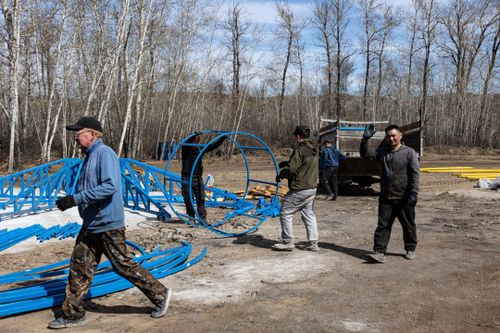 Скульптуры, фонтан и …комната матери и ребенка