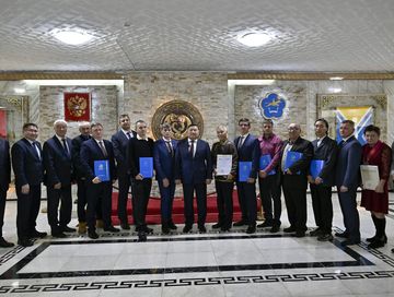 Лучших энергетиков Тувы наградили в честь 100-летия тувинской энергетики