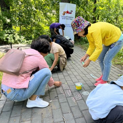«Добрые сердца Тувы» помогли организовать яркий и радостный конкурс рисунков на асфальте