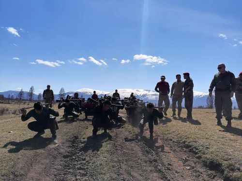 В Туве прошли состязания на квалификационную сдачу права ношения жетона спецподразделений среди допризывной молодежи