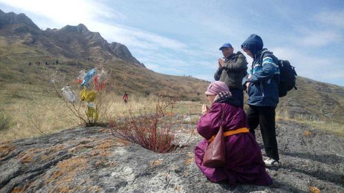 Буддисты Тувы совершили кору вокруг горы Хайыракан 