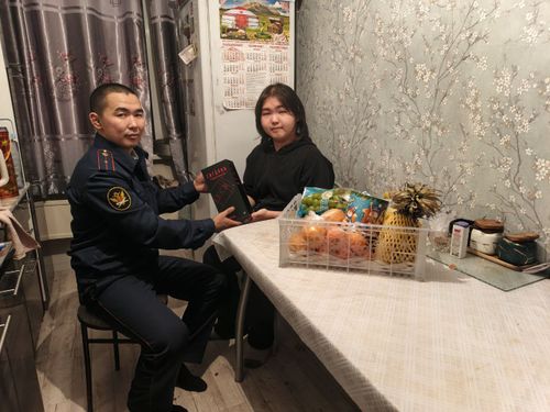 Сотрудники УФСИН в Туве вручили новогодние подарки детям погибших военнослужащих