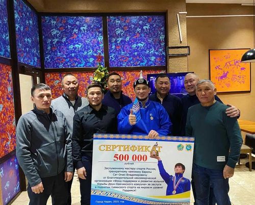 Фонд поддержки вольной борьбы подарил Опану Сату 500 тысяч рублей,