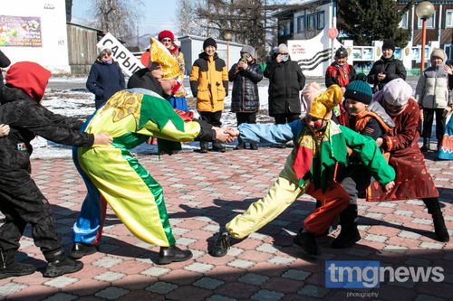 «Интерактивное» театральное представление развеселило даже царевну Несмеяну: последний день Масленицы в селе Сарыг-Сеп
