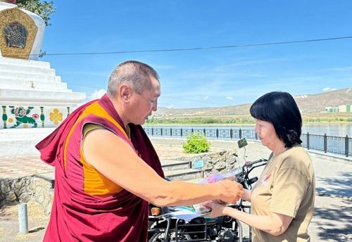 Духовная и материальная поддержка: Управление Камбы-ламы Тувы передаёт бойцам мотоцикл и священные обереги