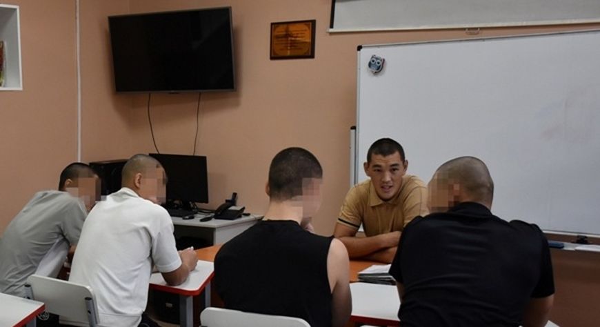 Мастер спорта России по вольной борьбе встретился с подростками в следственном изоляторе Кызыла