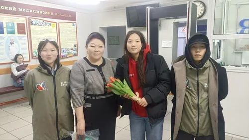 Команда молодежки Народного фронта поздравила подшефные семьи с Международным женским днем