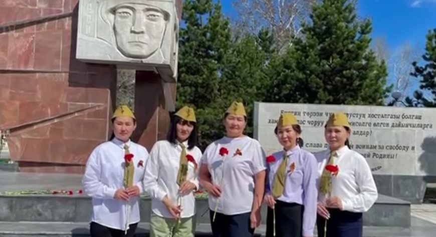Сотрудники Росреестра Тувы возложили цветы к памятнику воинам, павшим во время Великой Отечественной войны