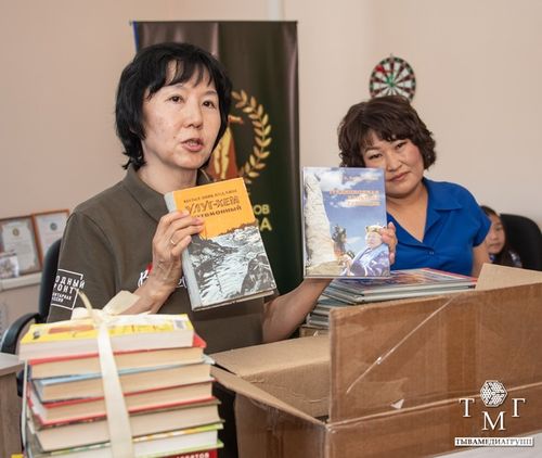 В Туве продолжается сбор книг для детей города Свердловска Луганской Народной Республики