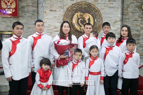 Глава Тувы в канун национального праздника Шагаа вручил государственные награды