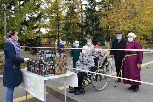 Ко Дню пожилых людей сотрудники ТЭЦ поздравили постояльцев Дома ветеранов