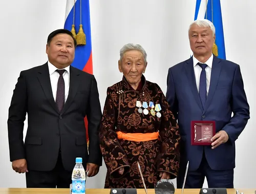 Ажыл-ишчилеринге күрүне шаңналдарын тывыскан