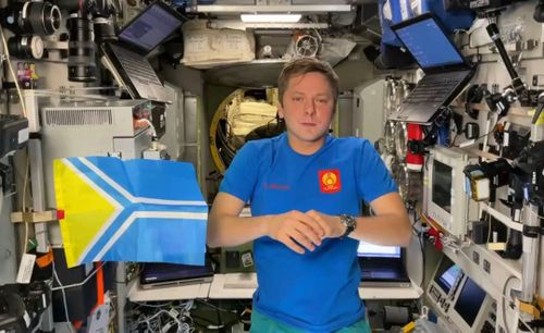 Глава Тувы поздравил с 35-летием космонавта Кирилла Пескова