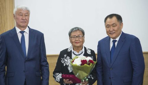 Сегодня в Доме правительства республики государственными наградами отметили лучших из лучших 