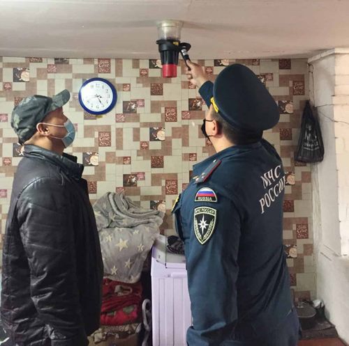 В Туве продолжают оснащать дома многодетных семей дымовыми извещателями