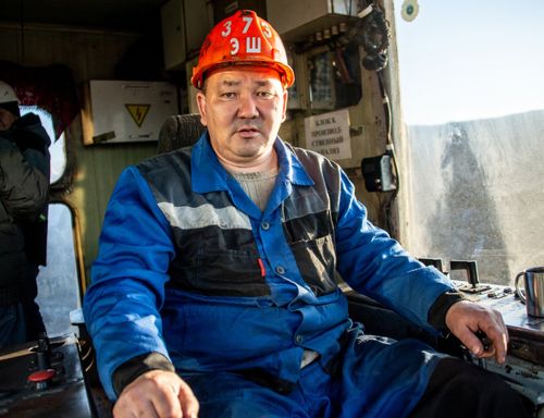 Взмахнул ковшом, как дирижёрской палочкой