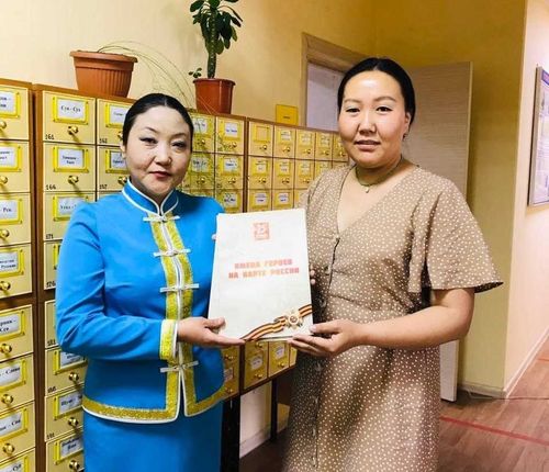 Национальной библиотеке Кызыла подарили редкую книгу «Имена героев на карте России»