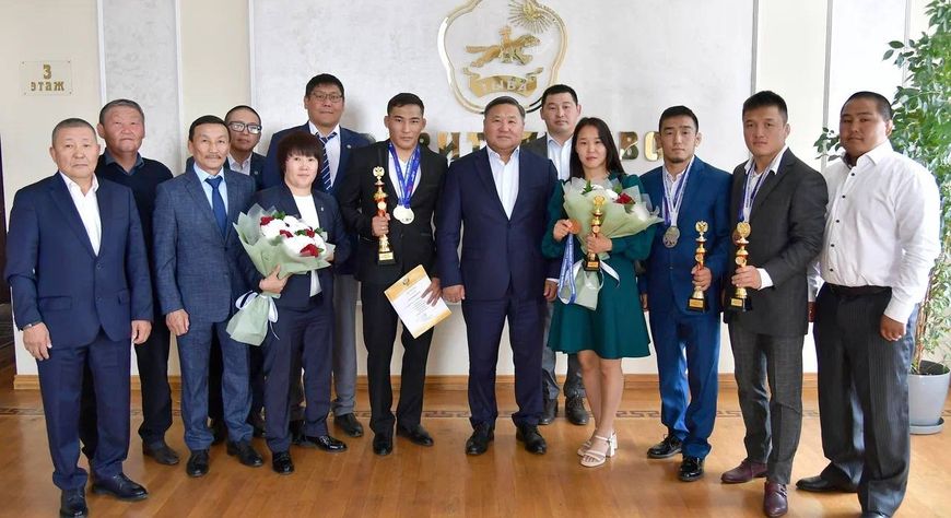 Глава Тувы встретился с чемпионами по спортивной борьбе