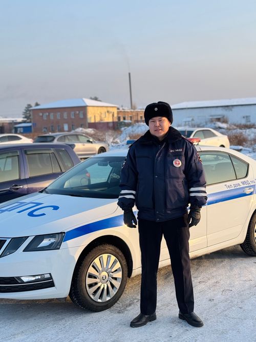 Доброта на дороге: в Туве сотрудник Госавтоинспекции помог инвалиду-колясочнику добраться домой