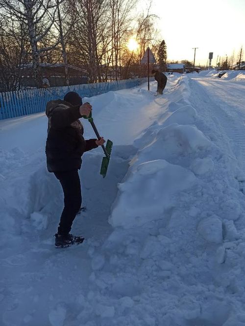 Снег помоги. Зима красная сопка Назаровского района. Залесовский район чистка снега. Маша чистит снег. Работа для подростков чистить снег.