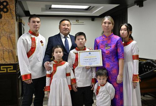 Тываның Баштыңы Маадыр ие Айнааш Ондарга үш өрээл квартираның сертификадын тывыскан