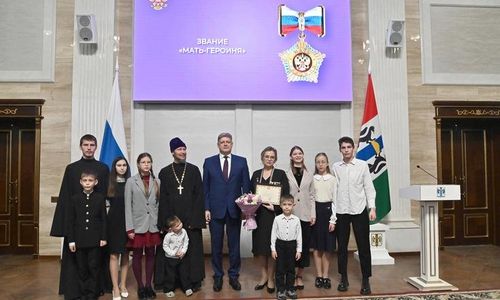 В День Конституции полномочный представитель вручил государственные награды жителям Новосибирской области