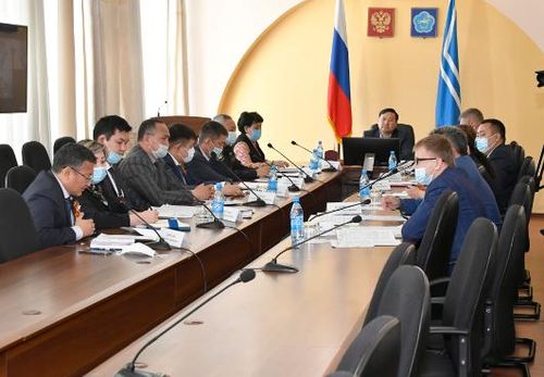 В Правительстве Тувы обсудили ход строительства домов для детей-сирот