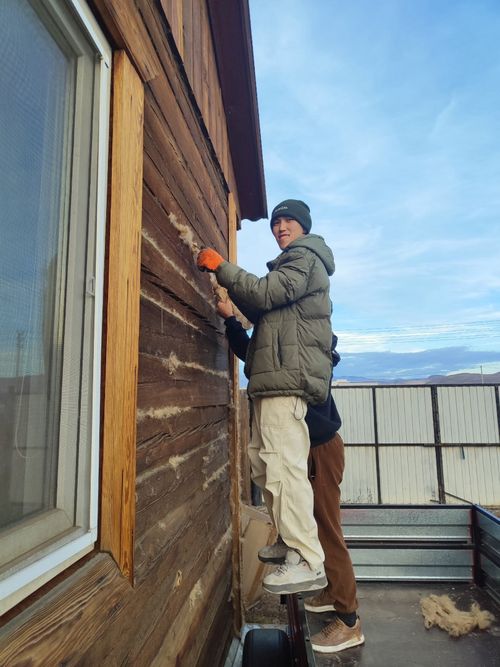 Студенты ТувГУ помогли семье участника специальной военной операции утеплить дом к зиме