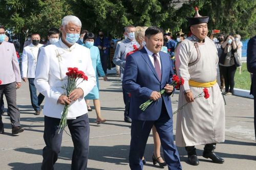 В Кызыле состоялась церемония возложения цветов к памятнику Буяну-Бадыргы