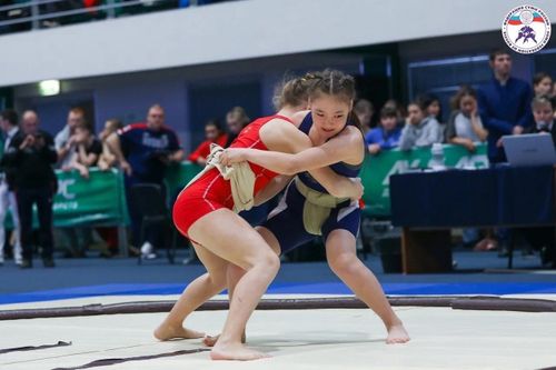 Команда Тувы стала победителем первенства России по сумо среди юношей и девушек до 15 лет в Казани