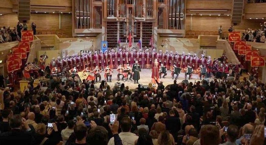 Полпред посетил концерт Кубанского казачьего хора, приуроченный к 80-летию Победы в Великой Отечественной войне