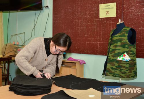 Школьники Кызыла шьют теплые жилеты для военнослужащих из Тувы