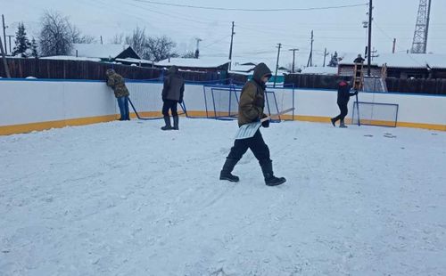 Совет молодых врачей Тувы строит ледовые коробки