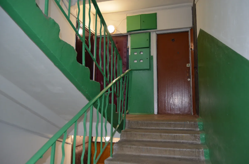 Как бороться с соседями, которые курят в подъезде?