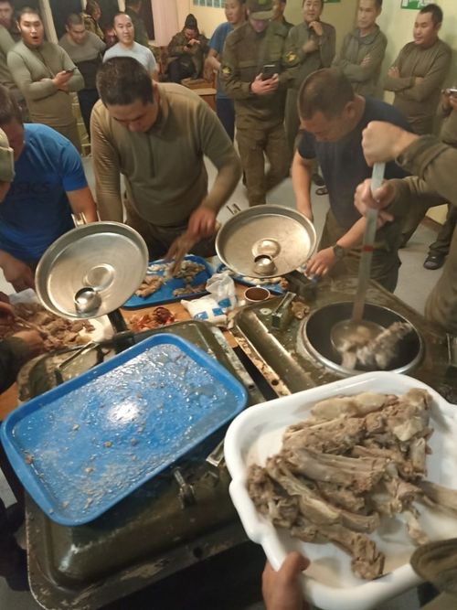 Жители Каа-Хемского района угостили мобилизованных земляков в Новосибирске изиг-ханом