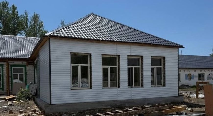 В селе Бора-Тайга продолжается ремонт местной школы