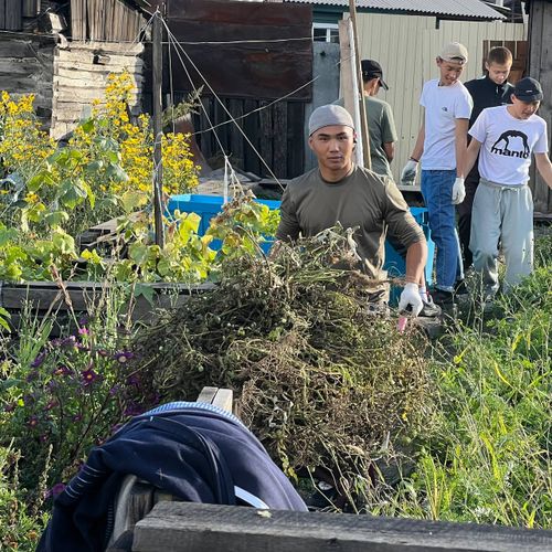 Тимуровцы помогли супруге погибшего участника СВО с уборкой в огороде