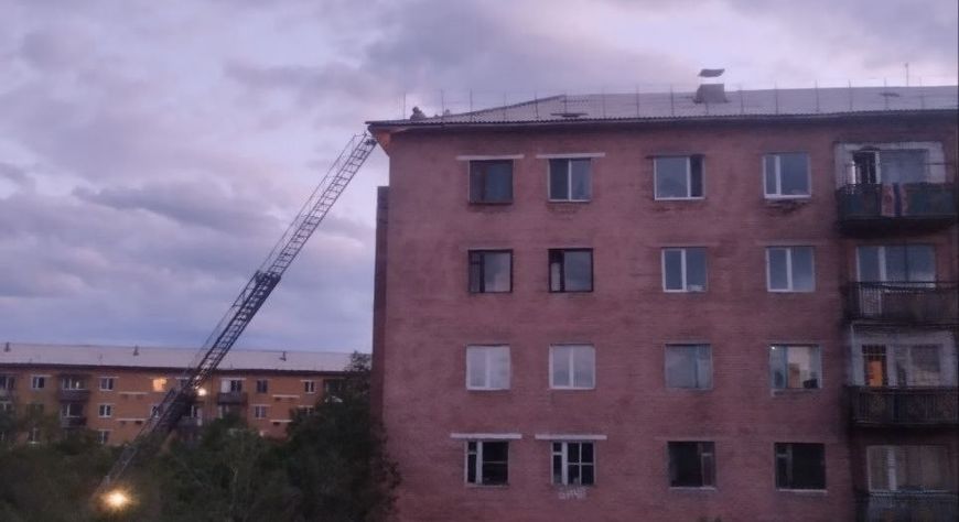 В Ак-Довураке спасли женщину с крыши 5-этажного дома